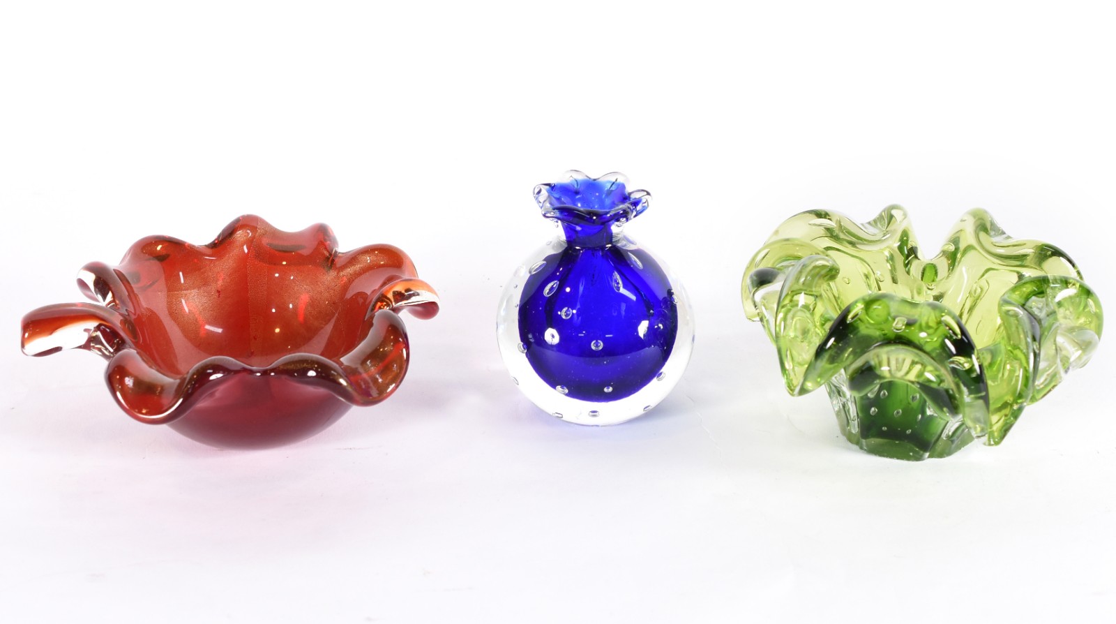 Três peças de murano, sendo 2 cinzeiros nas cores verde e vermelho e... - foto 1 de 3