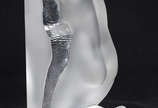 LALIQUE - Estatueta de cristal frances represen... - LALIQUE - Estatueta de cristal frances representando figura feminina. Altura 23 cm. Assinada.