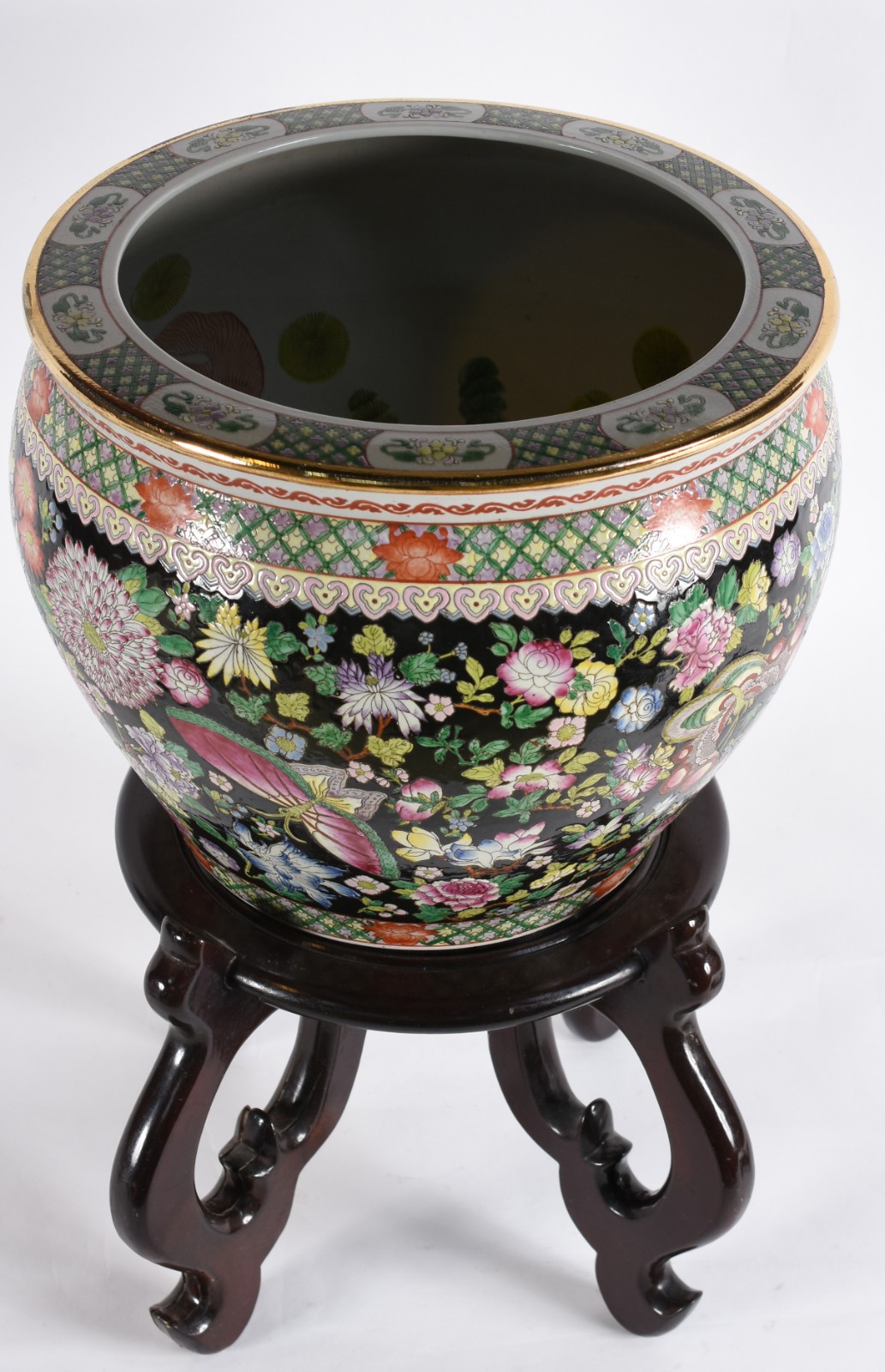 Aquário/cachepot de porcelana oriental policromada sobre fundo preto... - foto 2 de 6