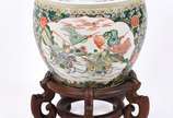 Aquário/cachepot de porcelana oriental decorado... - Aquário/cachepot de porcelana oriental decorado com guerreiros e folhagens em policromia, base de madeira.