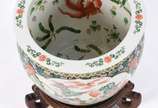 Aquário/cachepot de porcelana oriental decorado... - Aquário/cachepot de porcelana oriental decorado com guerreiros e folhagens em policromia, base de madeira.