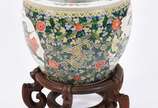 Aquário/cachepot de porcelana oriental decorado... - Aquário/cachepot de porcelana oriental decorado com guerreiros e folhagens em policromia, base de madeira.