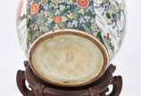 Aquário/cachepot de porcelana oriental decorado... - Aquário/cachepot de porcelana oriental decorado com guerreiros e folhagens em policromia, base de madeira.