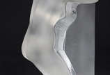 LALIQUE - Estatueta de cristal frances represen... - LALIQUE - Estatueta de cristal frances representando figura feminina. Altura 23 cm. Assinada.
