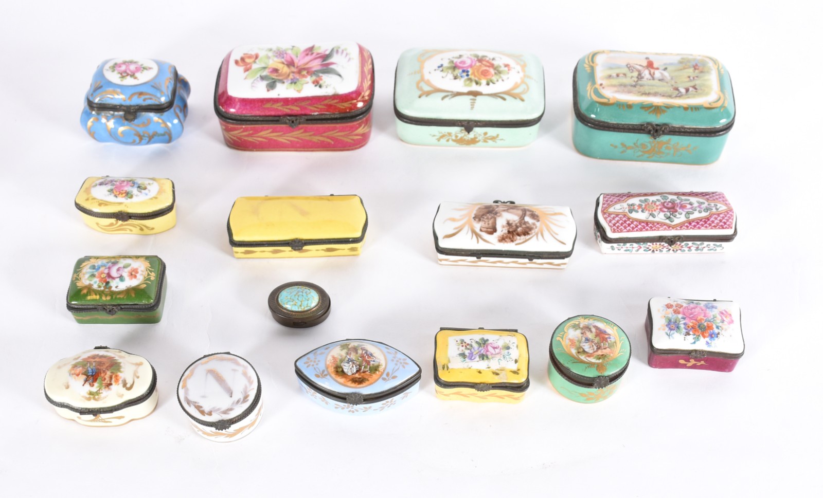 Coleção com 16 pequenas caixas de porcelana, diversos modelos e... - foto 1 de 8