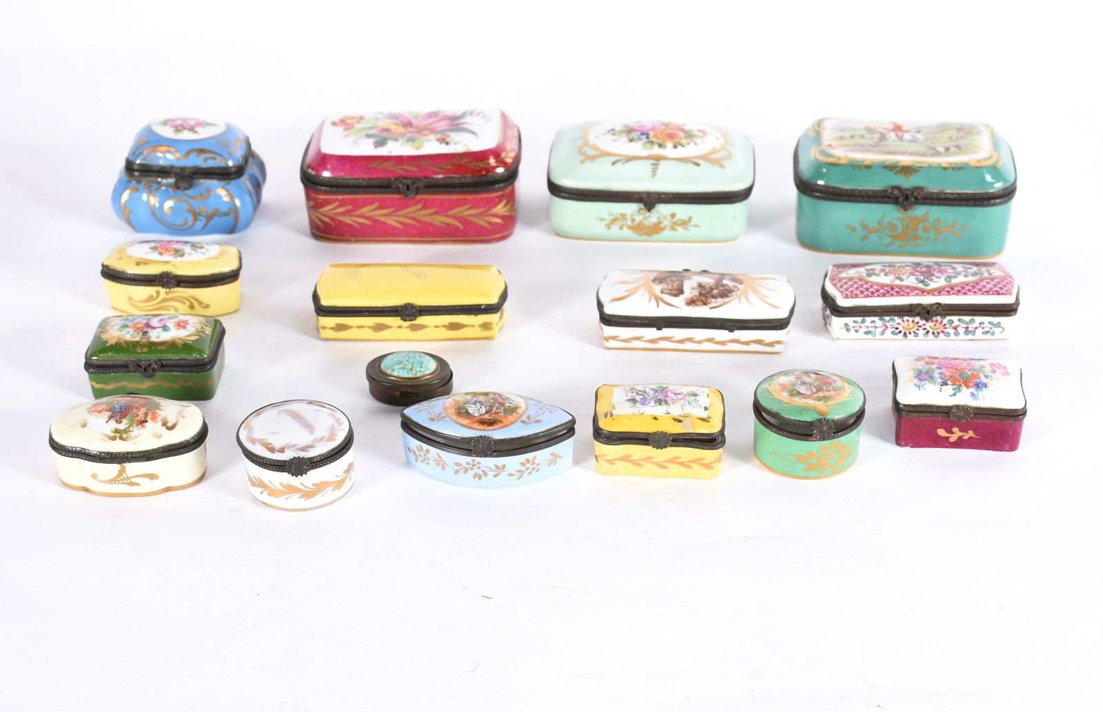 Coleção com 16 pequenas caixas de porcelana, diversos modelos e... - foto 2 de 8