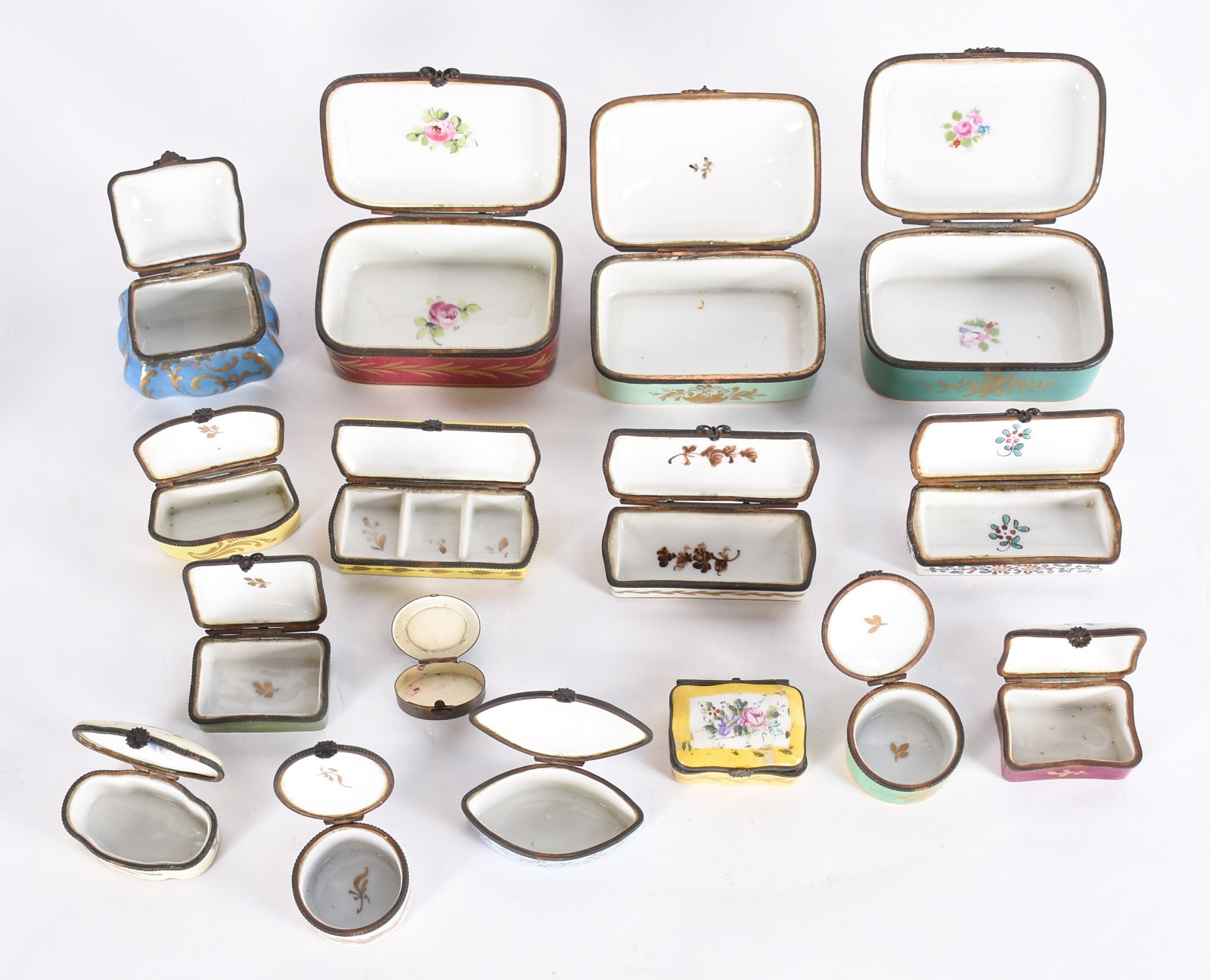 Coleção com 16 pequenas caixas de porcelana, diversos modelos e... - foto 3 de 8