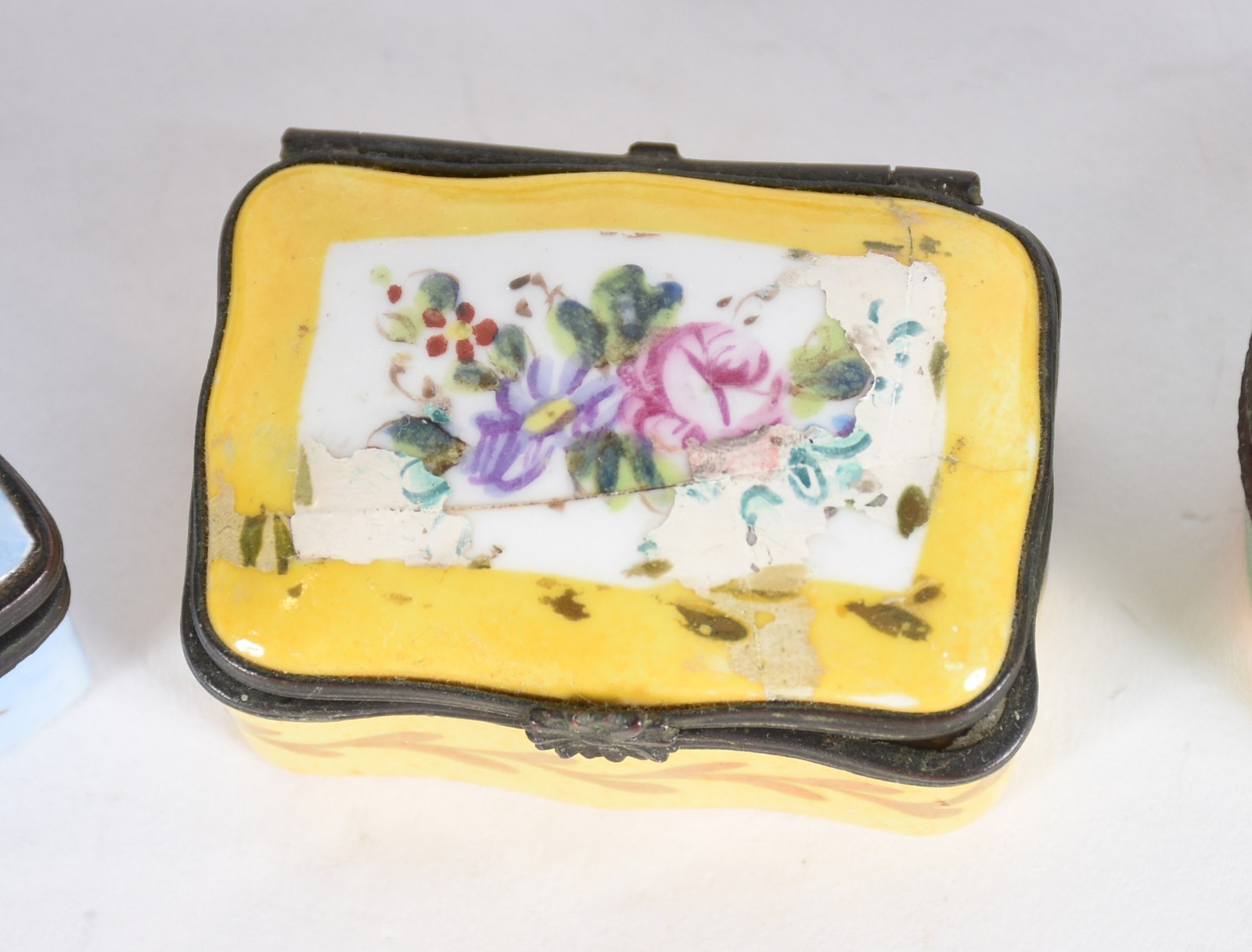 Coleção com 16 pequenas caixas de porcelana, diversos modelos e... - foto 4 de 8
