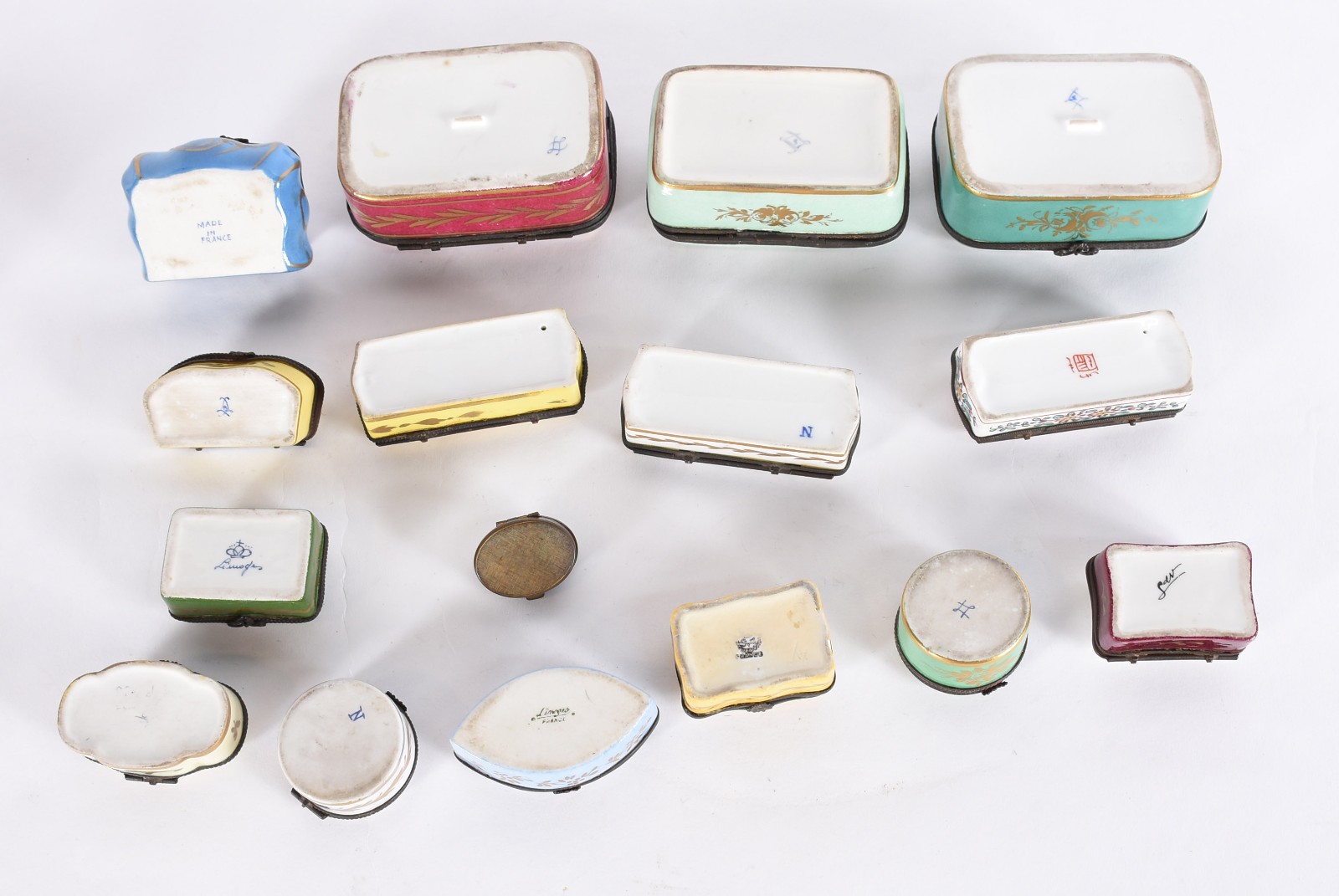Coleção com 16 pequenas caixas de porcelana, diversos modelos e... - foto 5 de 8