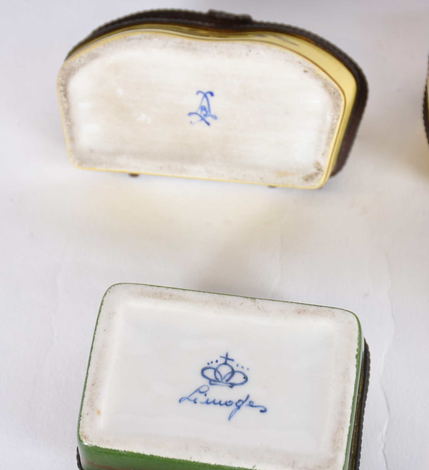 Coleção com 16 pequenas caixas de porcelana, diversos modelos e... - foto 7 de 8