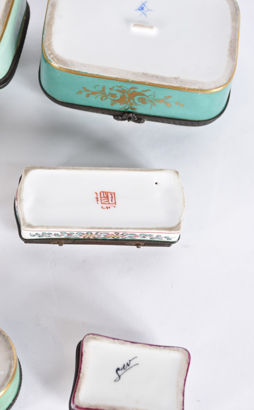 Coleção com 16 pequenas caixas de porcelana, diversos modelos e... - foto 8 de 8