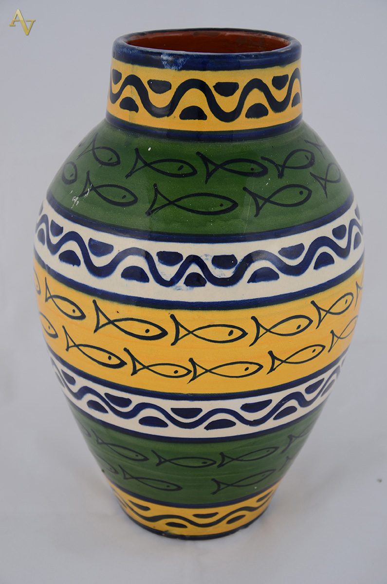 Vaso de cerâmica vitrificada decorada com peixes. Altura: 35 cm