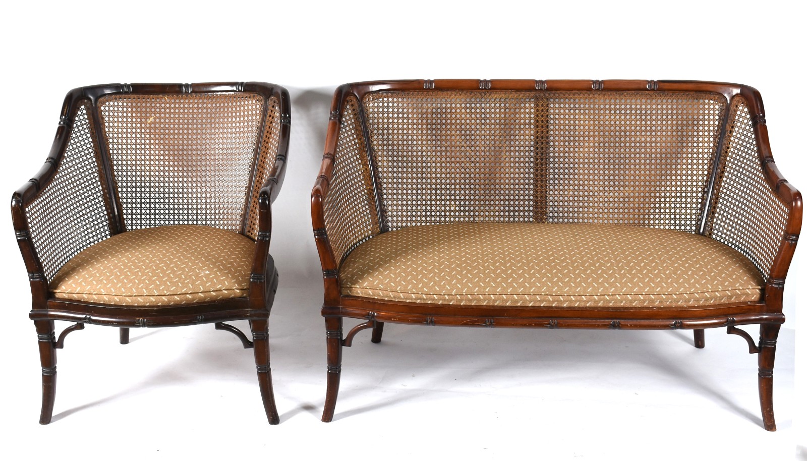 Conjunto de sofá para dois lugares e poltrona de madeira imitando... - foto 1 de 4