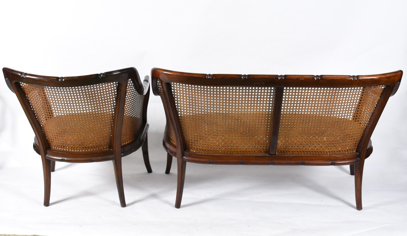 Conjunto de sofá para dois lugares e poltrona de madeira imitando... - foto 4 de 4