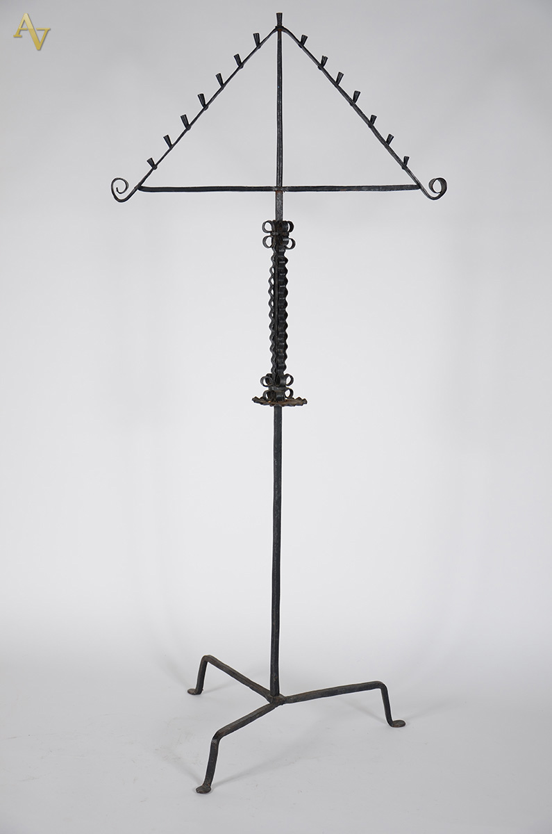 Menorah em ferro. Altura: 1,40 m