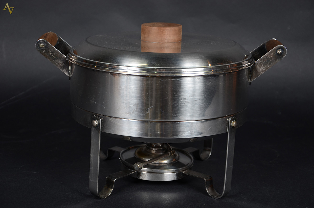 Rechaud em metal prateado. Altura: 20 cm. Diâmetro: 32 cm