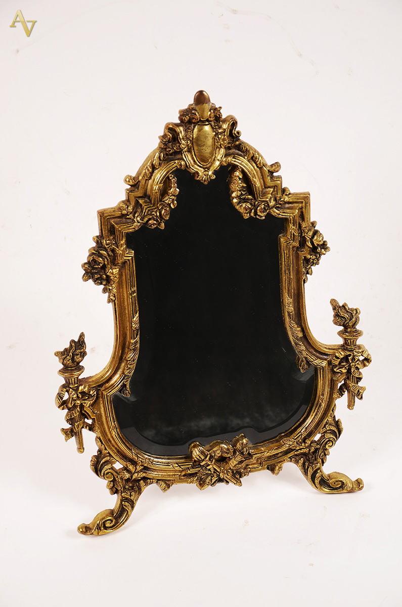 Espelho de mesa em cristal bizotado com moldura em bronze. Medidas...