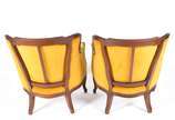 Par de poltronas de madeira nobre com estofamen... - Par de poltronas de madeira nobre com estofamento forrado em tecido na cor mostarda, encostos em capitoné. Estilo Luis XV.