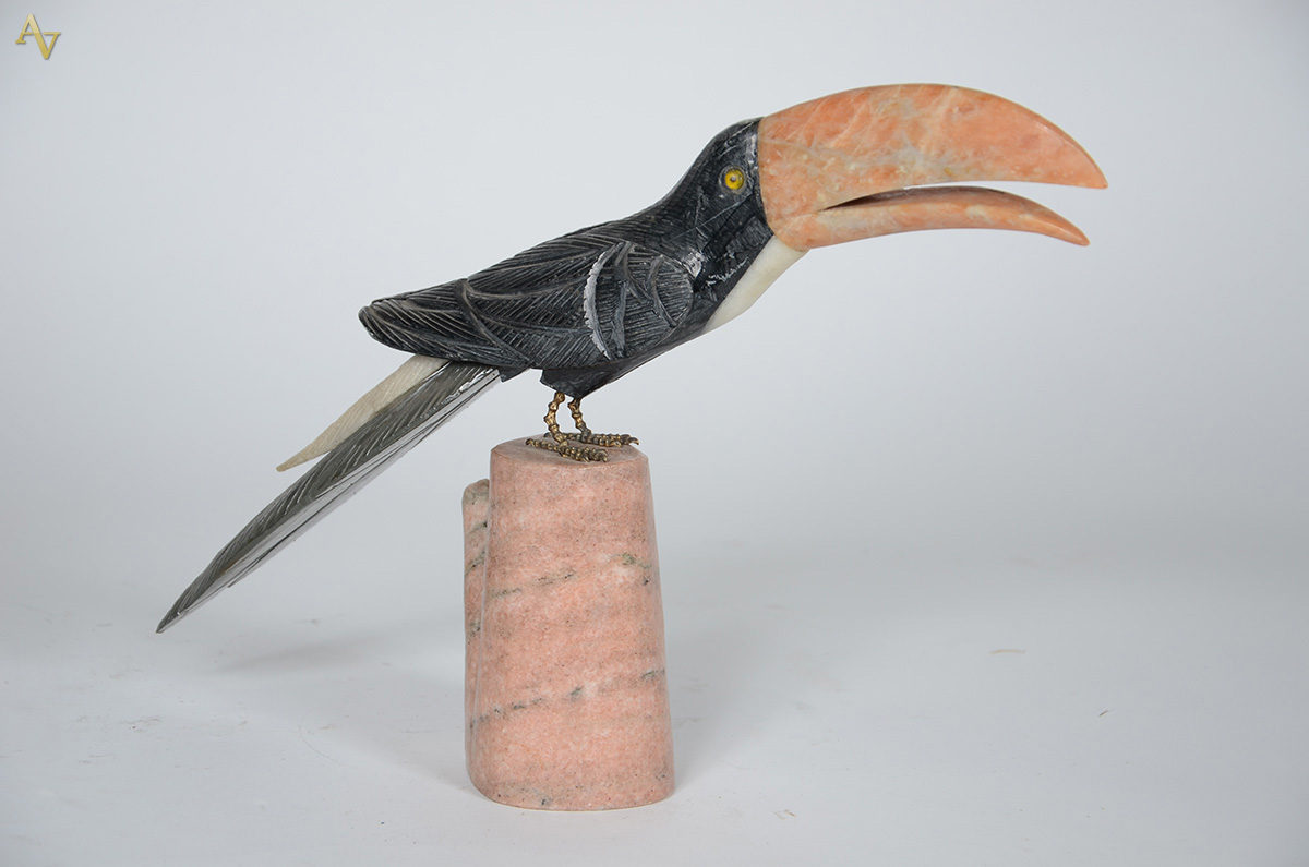 Escultura de pedra representandoTucano ( com pequeno restauro no... - foto 1 de 2