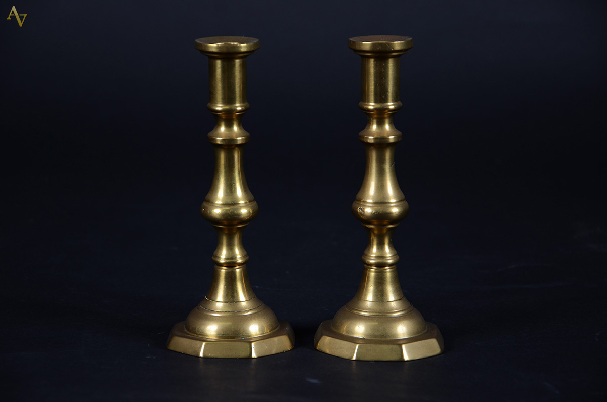Par de candelabros em bronze. Alt, 19 cm.