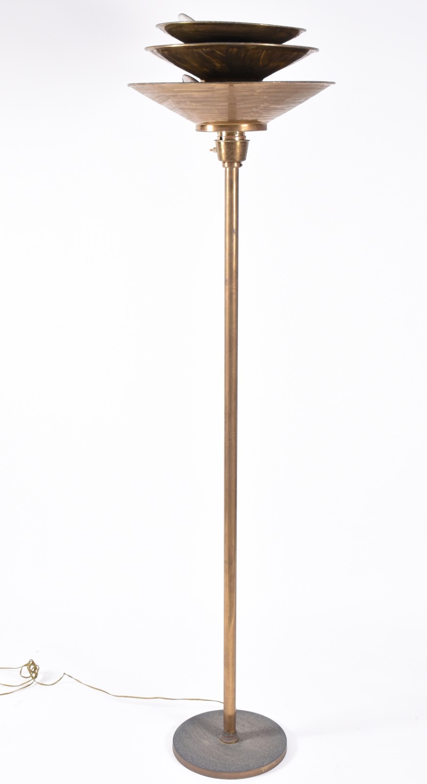 Luminária de pé em metal dourado, oxidado. Anos 60. - foto 1 de 4