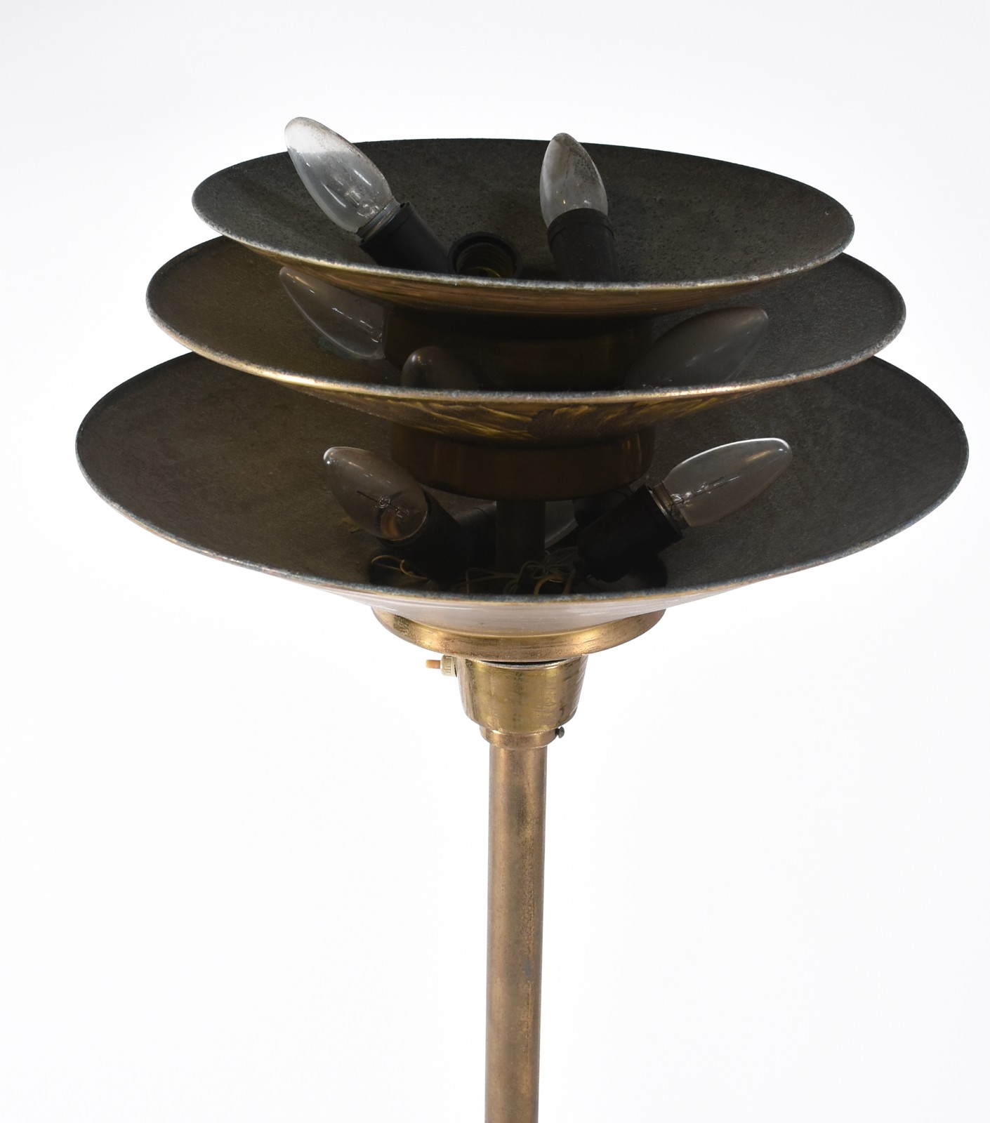 Luminária de pé em metal dourado, oxidado. Anos 60. - foto 2 de 4