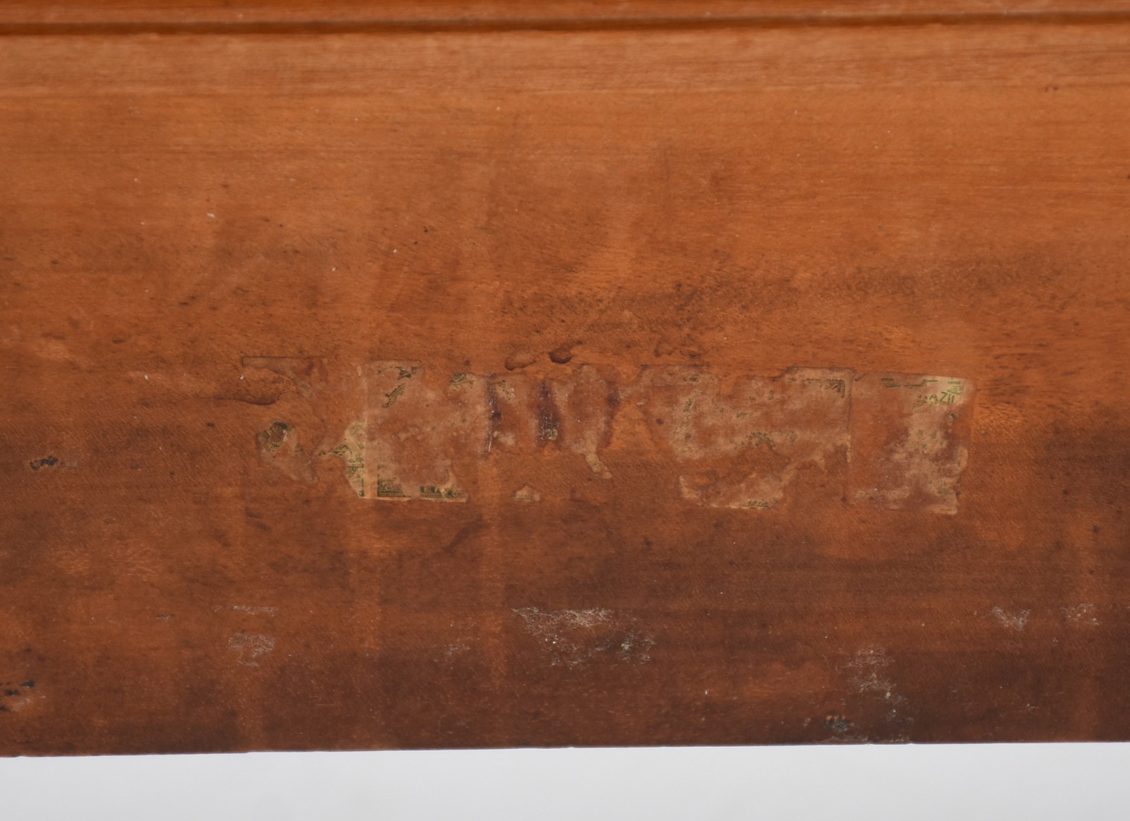 Cama de casal de madeira nobre detalhes filetados. - foto 4 de 4