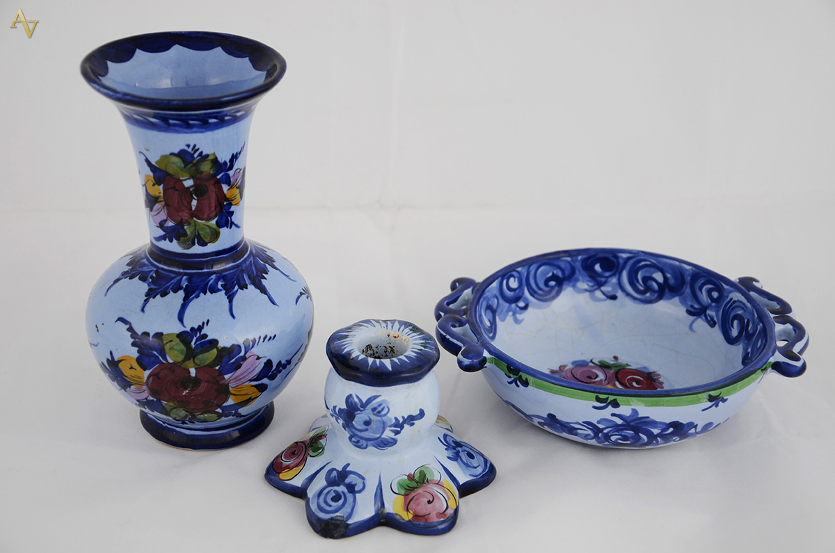 Tres peças de faiança portuguesa azul floral, sendo castiçal (altura... - foto 1 de 2