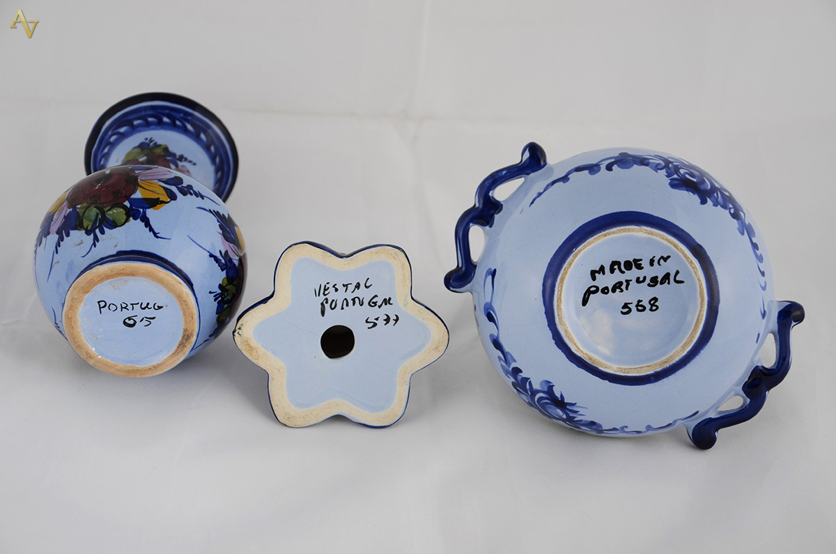 Tres peças de faiança portuguesa azul floral, sendo castiçal (altura... - foto 2 de 2