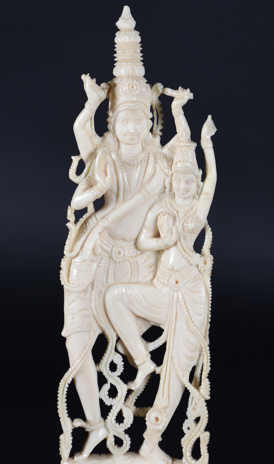 Estatueta de marfim representando duas figuras tailandeses, base de... - foto 2 de 3