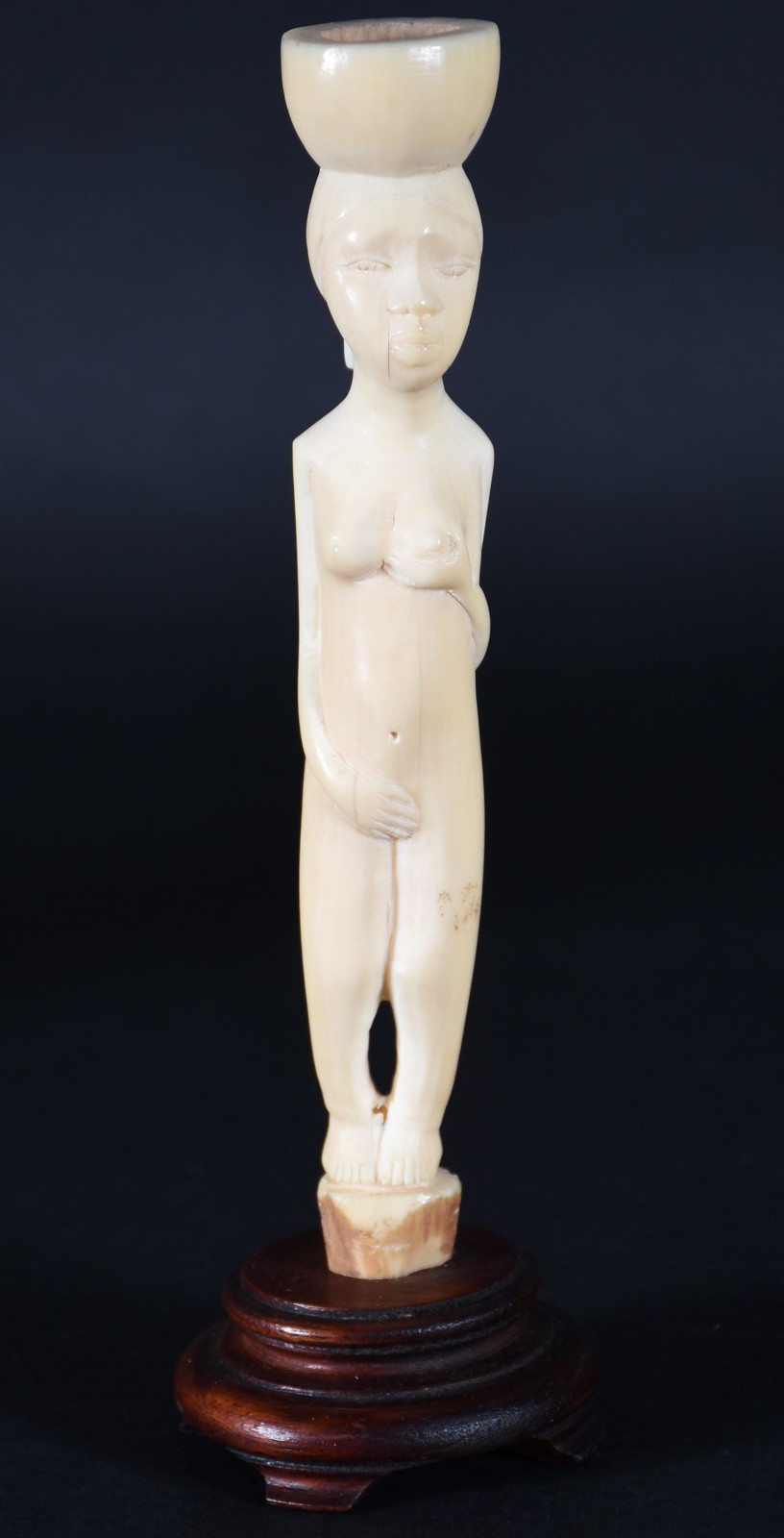 Escultura de marfim representando figura feminina, base de madeira. - foto 1 de 4