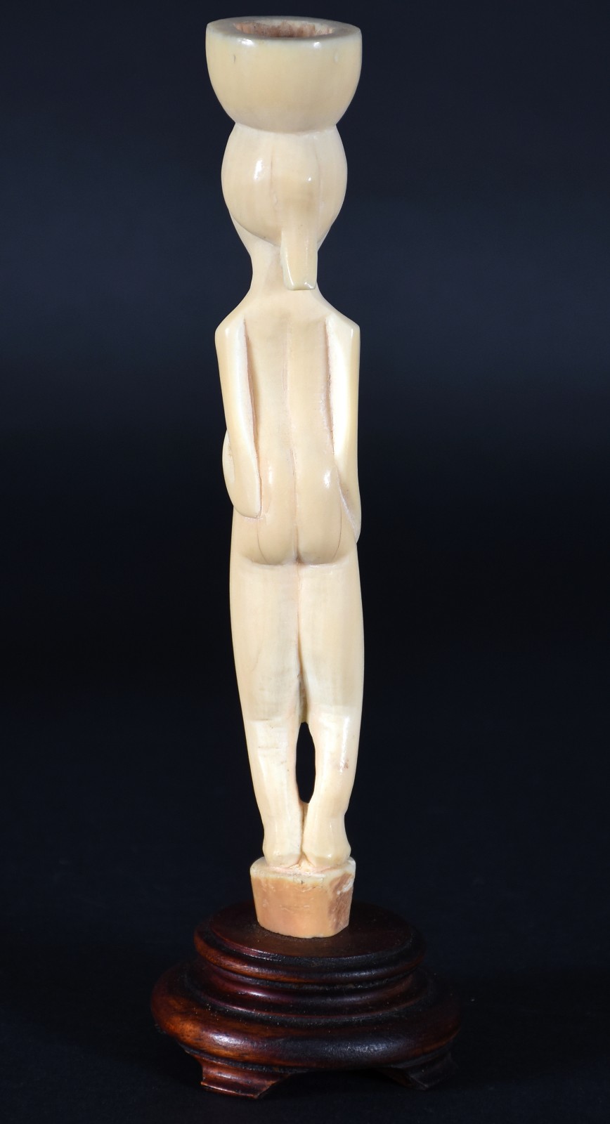 Escultura de marfim representando figura feminina, base de madeira. - foto 3 de 4