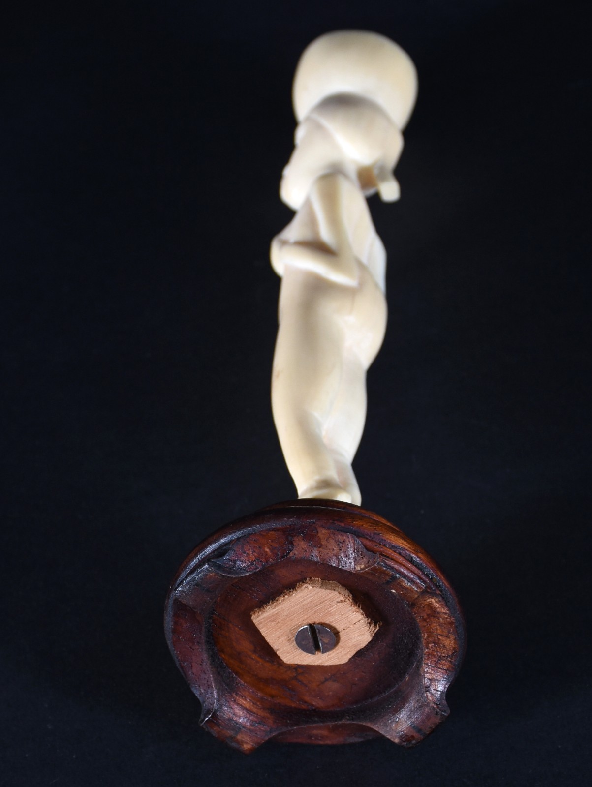 Escultura de marfim representando figura feminina, base de madeira. - foto 4 de 4