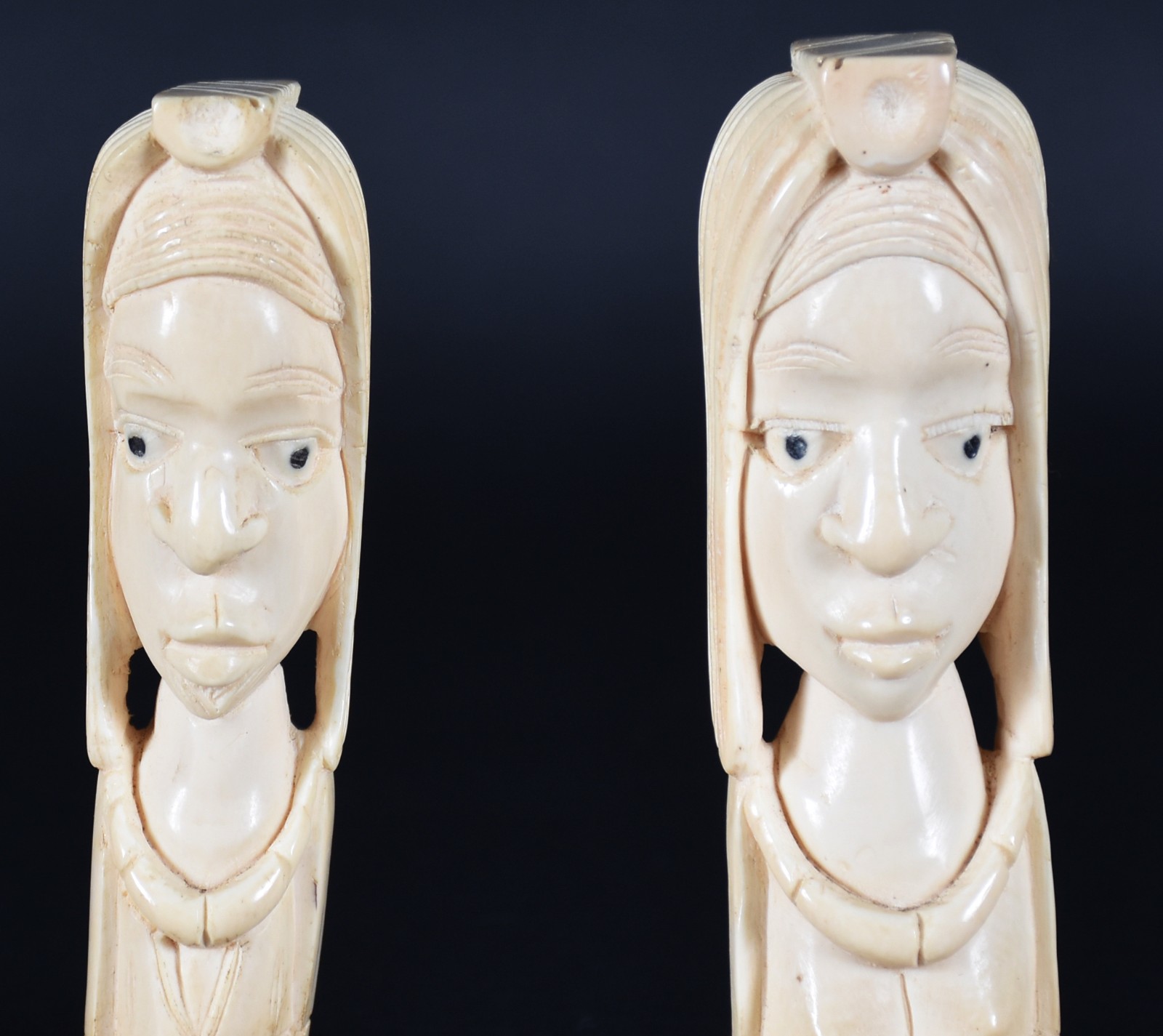 Duas estatuetas de marfim representado rostos femininos, bases de... - foto 2 de 3