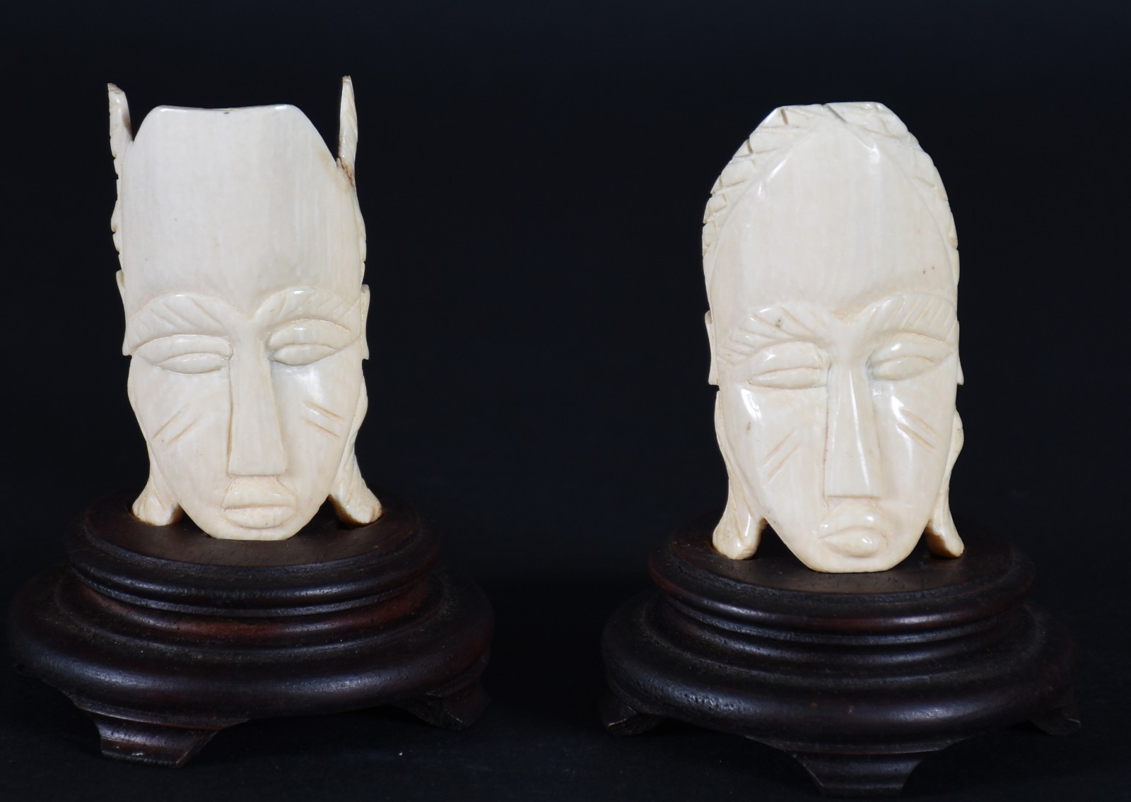 Par de mascaras africanas de marfim, bases de madeira. Uma delas com... - foto 1 de 3