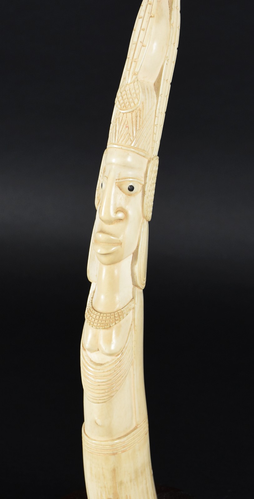 Escultura representando figura típica africana feita em presa de... - foto 2 de 5