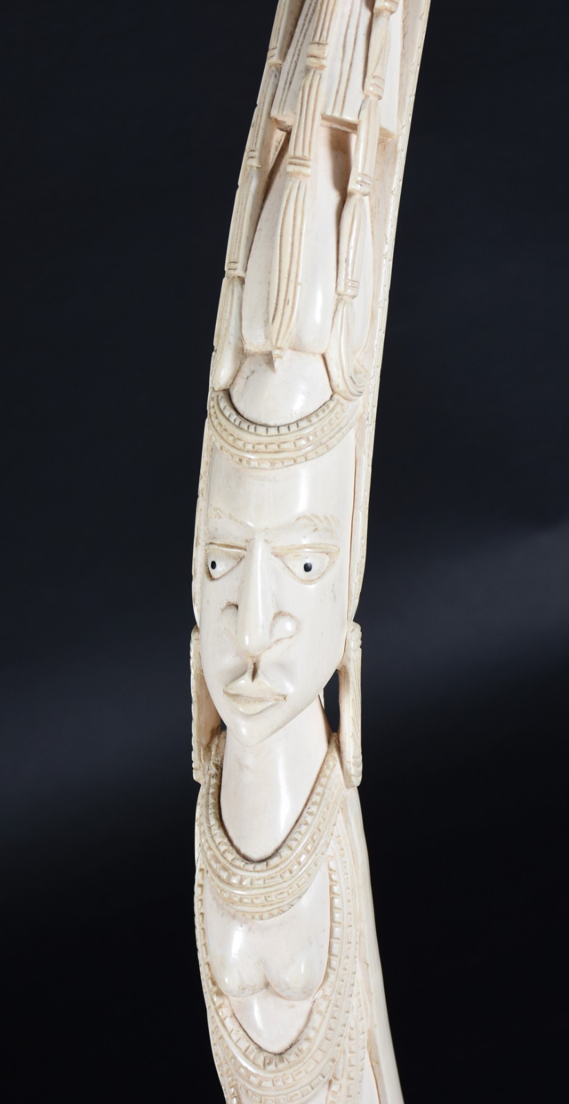 Escultura representando figura típica africana feita em presa de... - foto 2 de 5