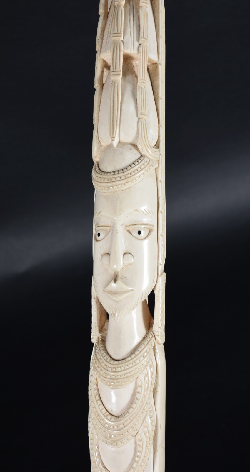 Escultura representando figura típica africana feita em presa de... - foto 2 de 6