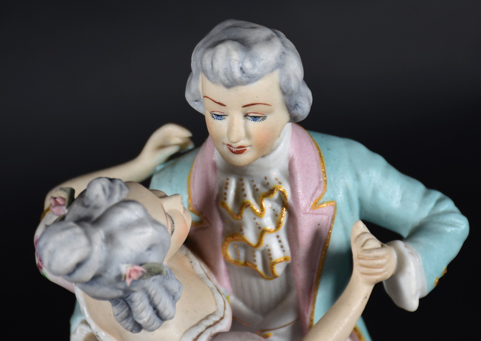 Estatueta de porcelana policromada representando Casal de dançarinos... - foto 2 de 6