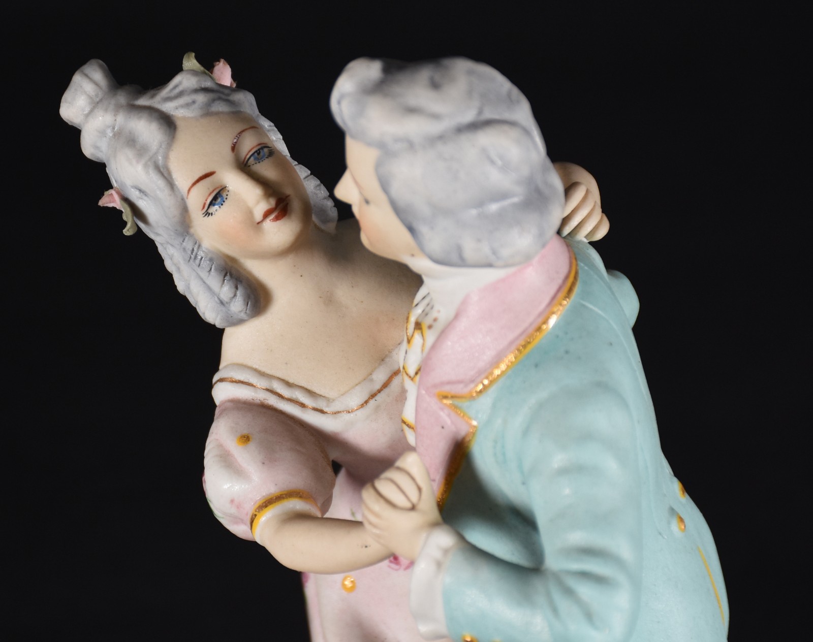 Estatueta de porcelana policromada representando Casal de dançarinos... - foto 3 de 6