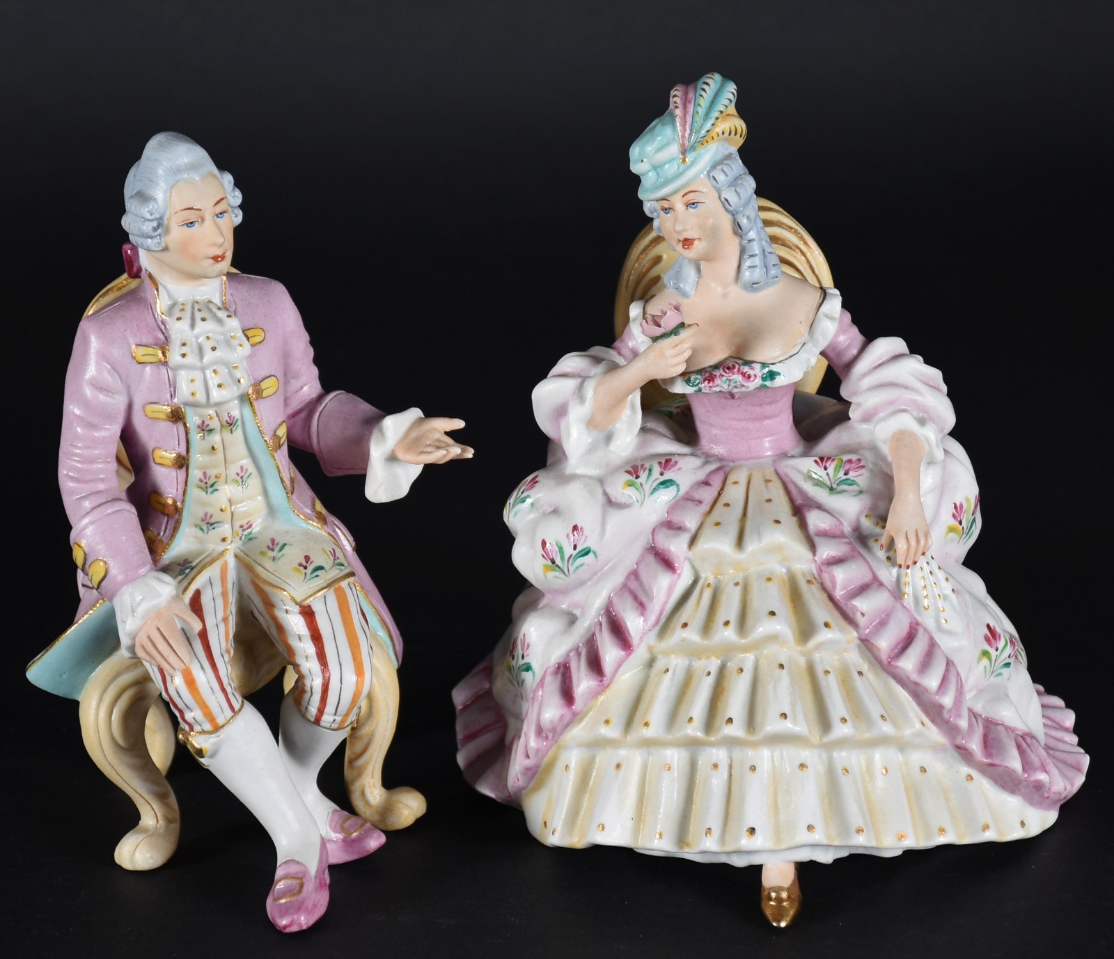 Par de estatuetas de porcelana policromada representando Casal de... - foto 1 de 6