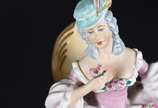 Par de estatuetas de porcelana policromada repr... - Par de estatuetas de porcelana policromada representando Casal de burgueses.