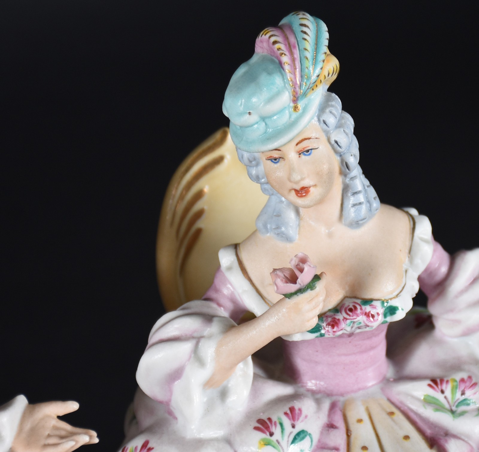 Par de estatuetas de porcelana policromada representando Casal de... - foto 2 de 6
