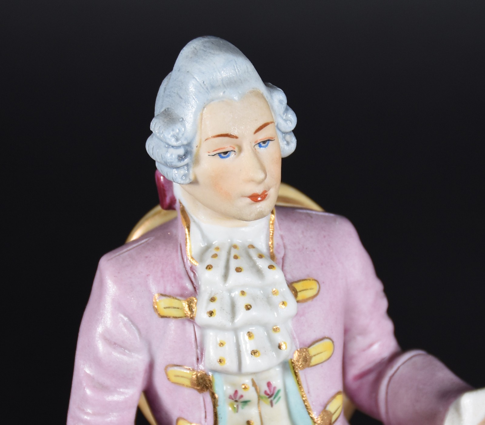 Par de estatuetas de porcelana policromada representando Casal de... - foto 3 de 6