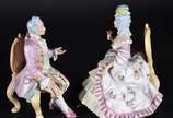 Par de estatuetas de porcelana policromada repr... - Par de estatuetas de porcelana policromada representando Casal de burgueses.