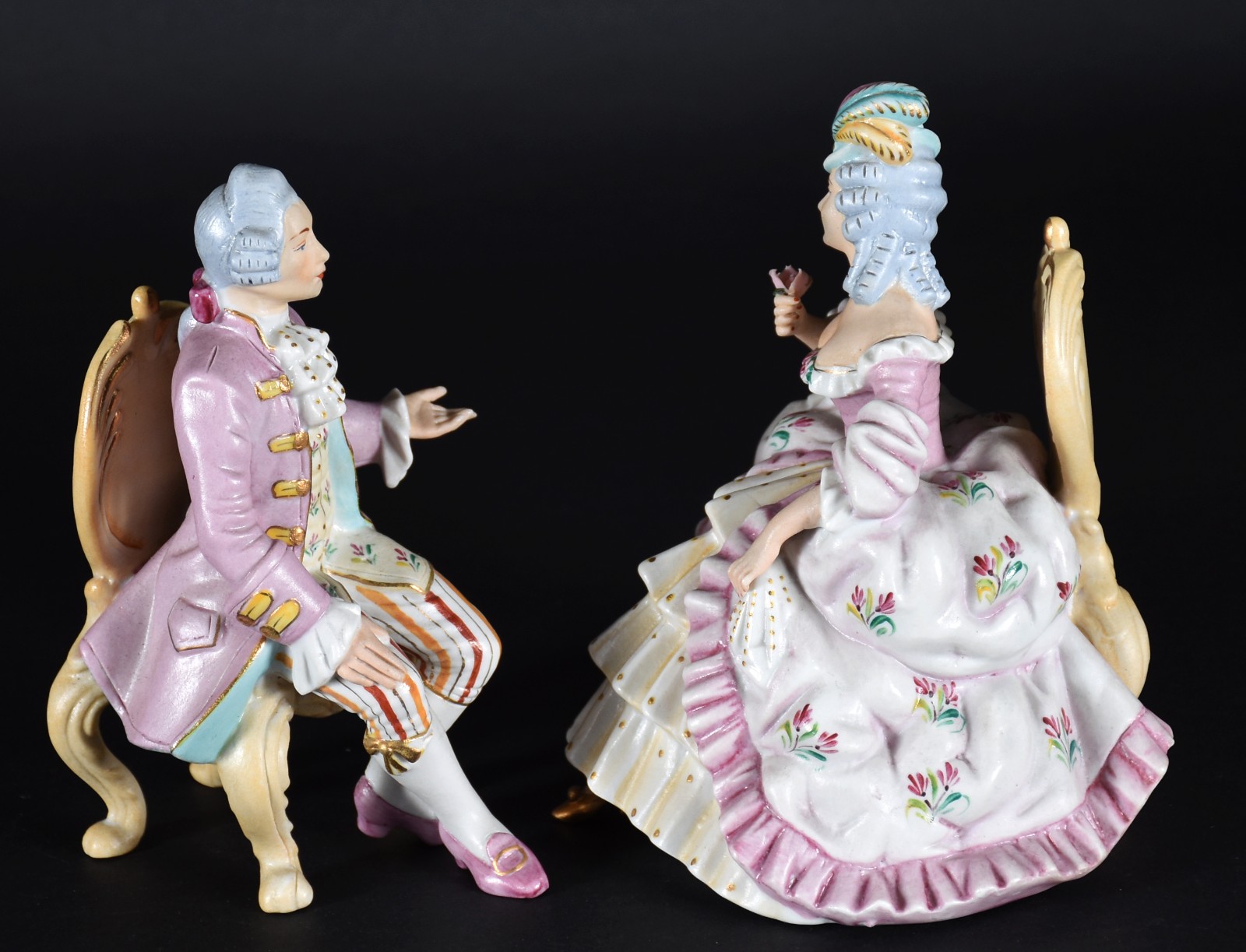 Par de estatuetas de porcelana policromada representando Casal de... - foto 4 de 6