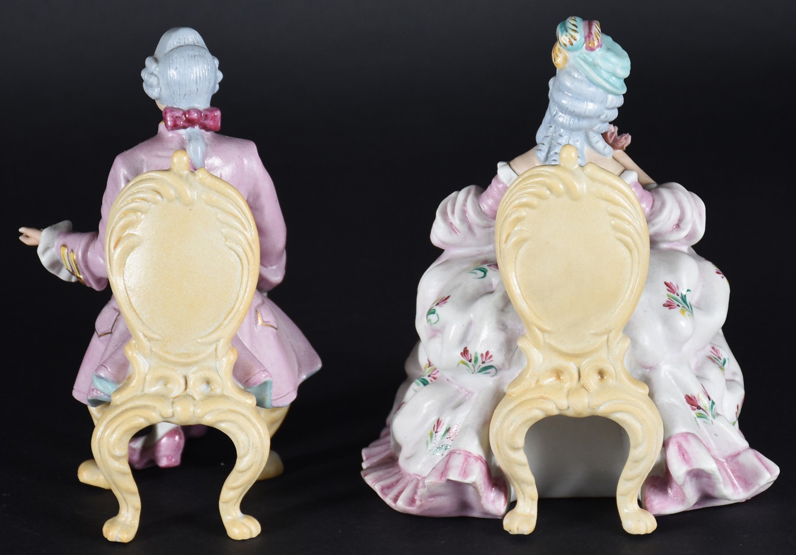 Par de estatuetas de porcelana policromada representando Casal de... - foto 5 de 6