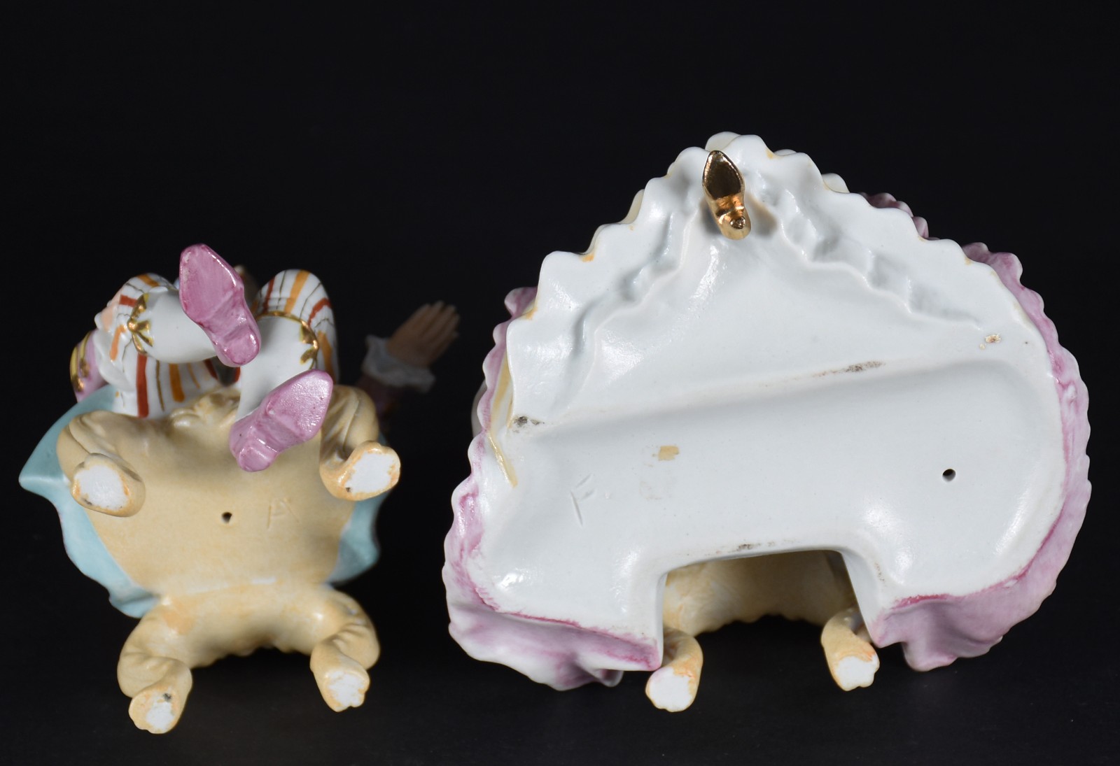 Par de estatuetas de porcelana policromada representando Casal de... - foto 6 de 6