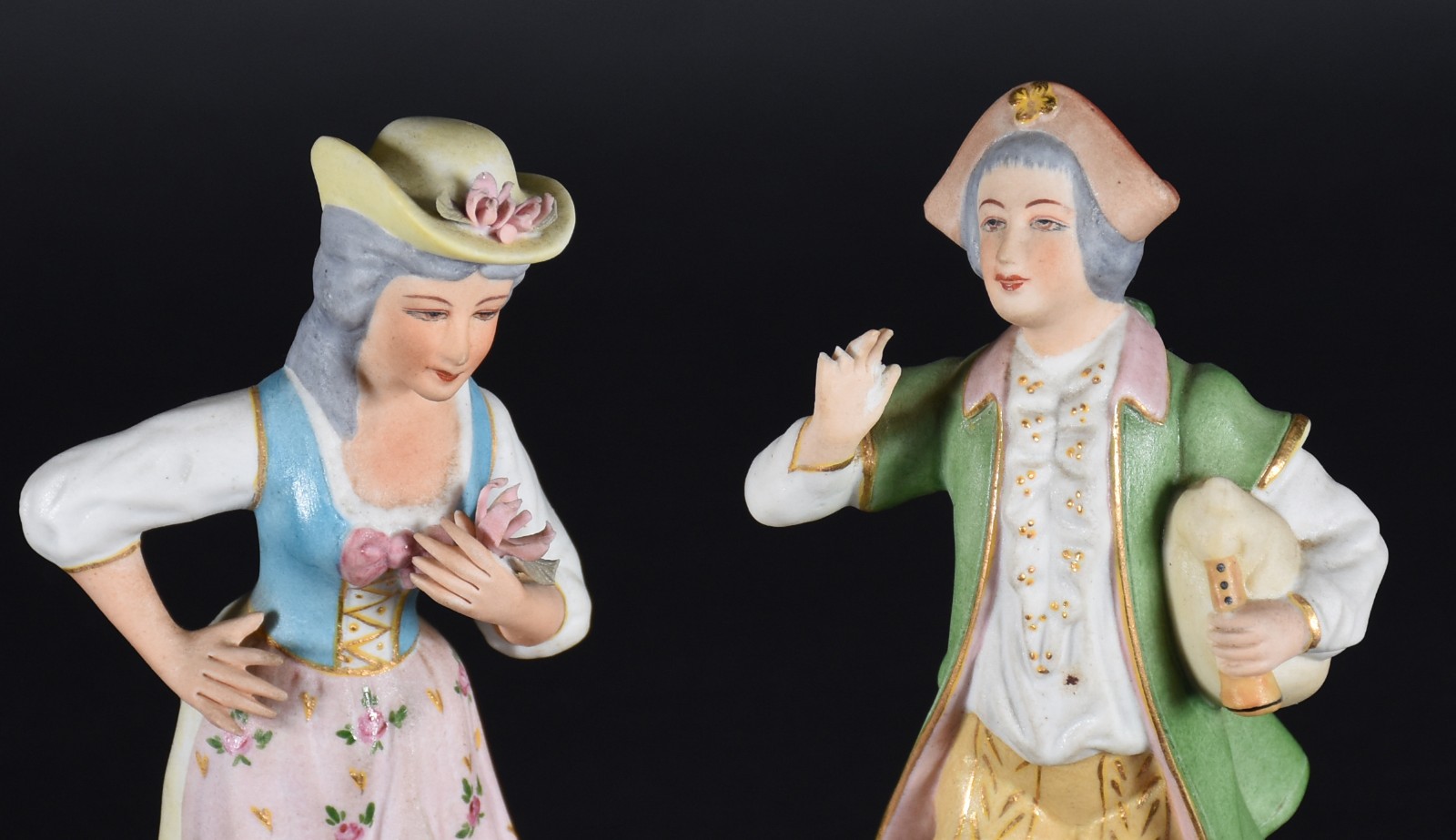 Par de esculturas representando Casal de camponeses de porcelana... - foto 2 de 6