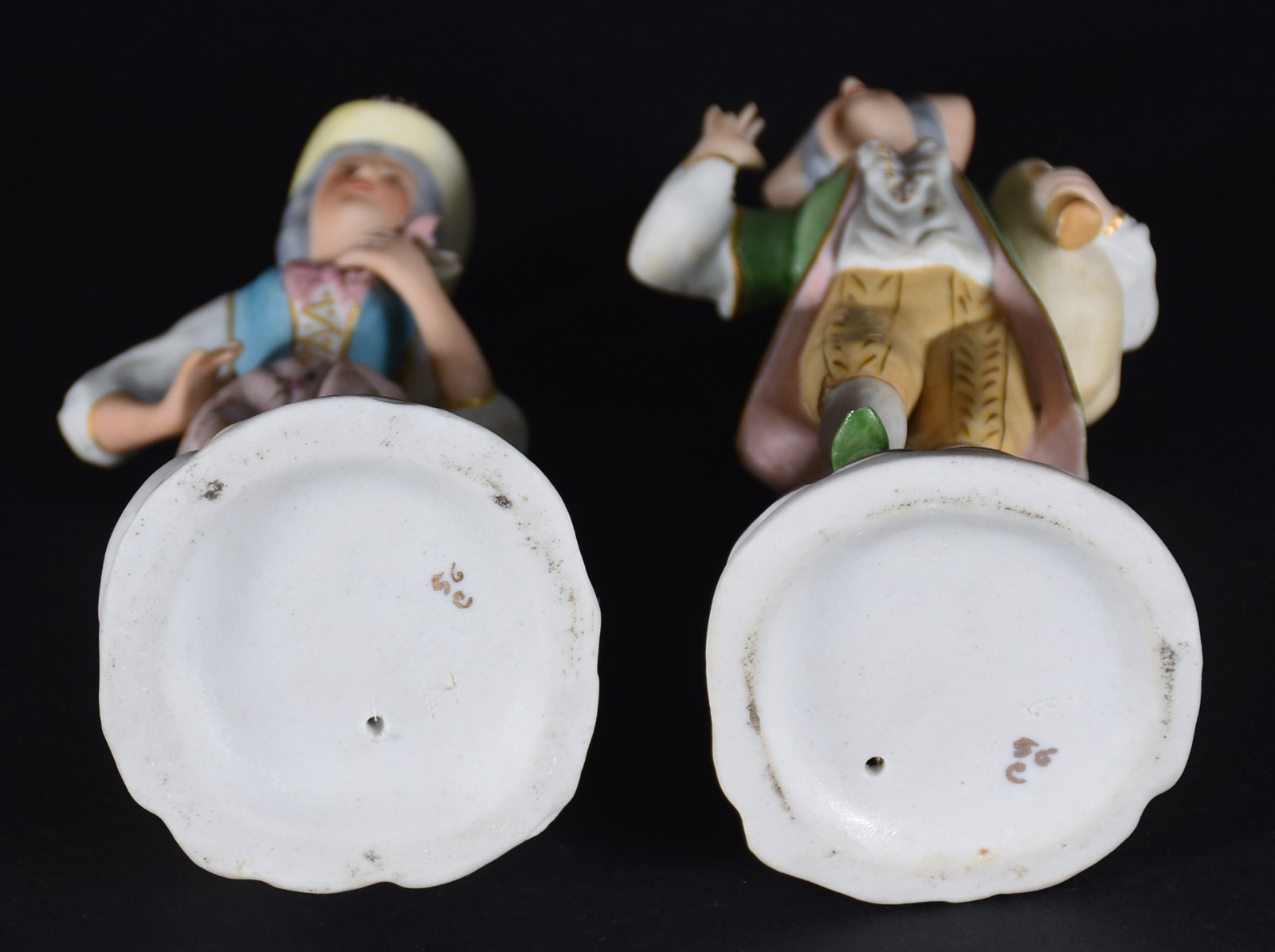Par de esculturas representando Casal de camponeses de porcelana... - foto 6 de 6